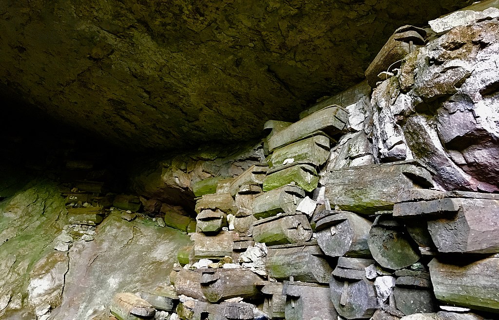 Cercueils dans la cave de Lumiang, Sagada, Philippines