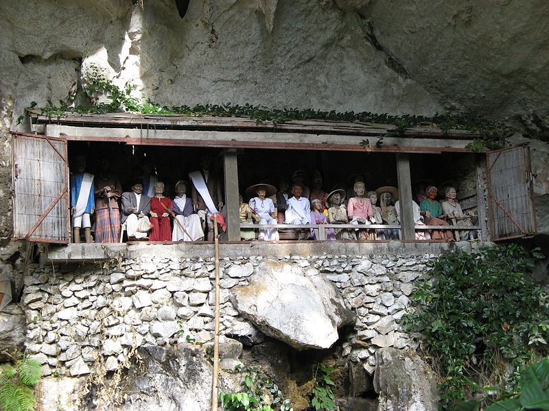 Cave de Londa Nanggala  en Indonésie, avec présence de tau-tau